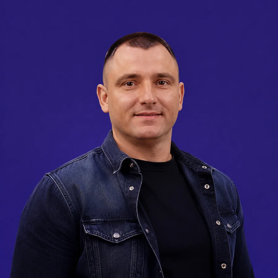Ники Начев, собственикът на Ядки Начев, на индигов фон.